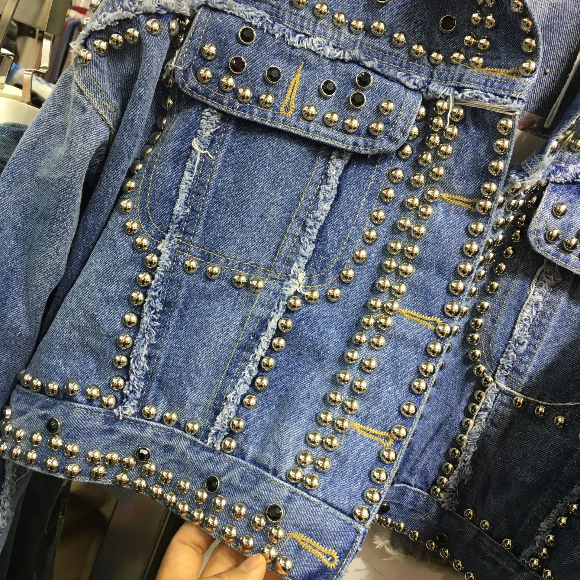 New Korean loose skinny Lapel heavy work rivet drill short denim coat top in autumn winter
New Korean loose skinny Lapel heavy work rivet drill short denim coat top in autumn winter