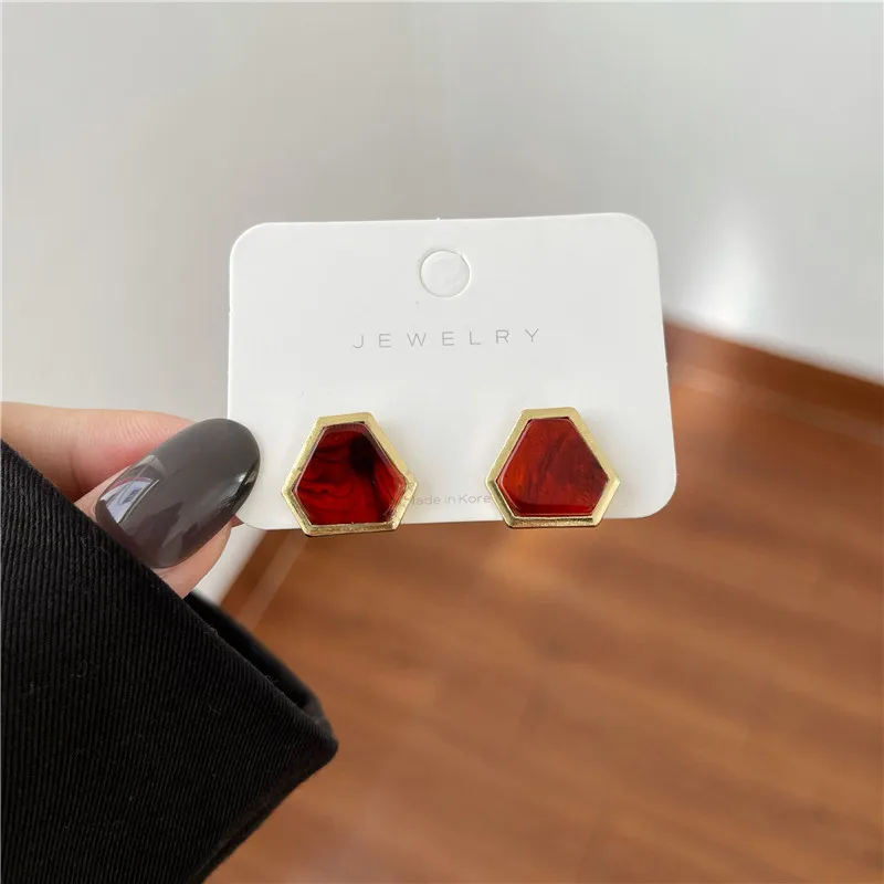 Metal geometry stud earrings 2021 new tide eardrop French retro earrings female temperament
Metal geometry stud earrings 2021 new tide eardrop French retro earrings female temperament