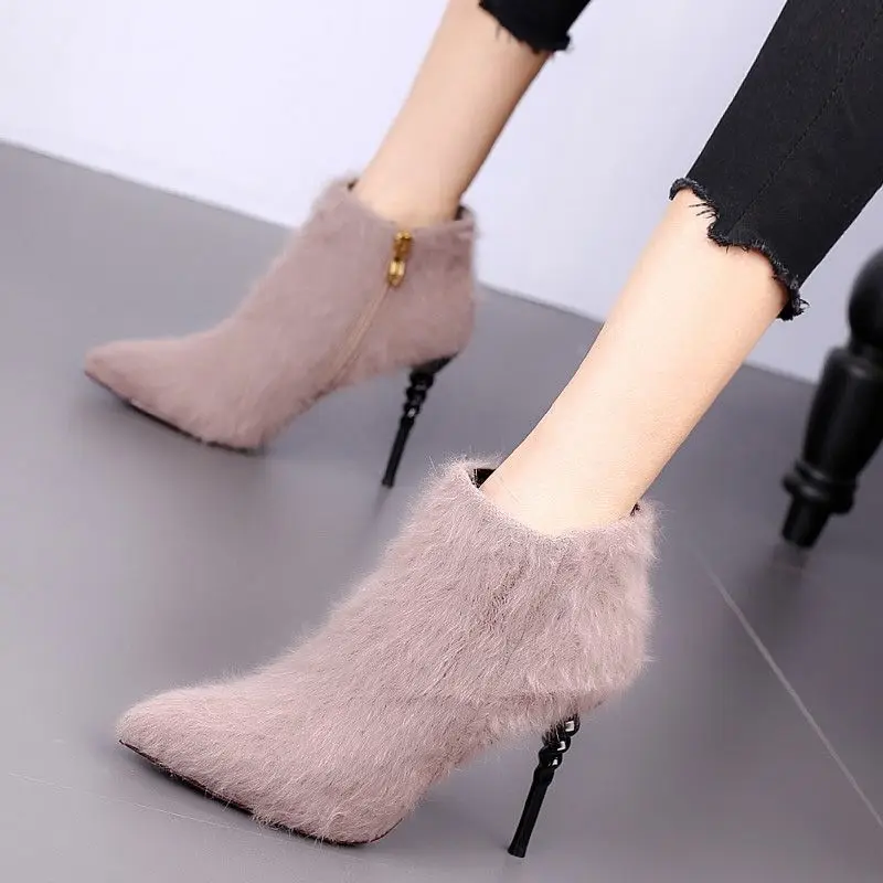 Women Ankle Boots Plus Size 35-42 Fur Flurry High Heels Shoes Woman Pointed Toe Sexy Motorcycle Boots For Females 2021
Women Ankle Boots Plus Size 35-42 Fur Flurry High Heels Shoes Woman Pointed Toe Sexy Motorcycle Boots For Females 2021