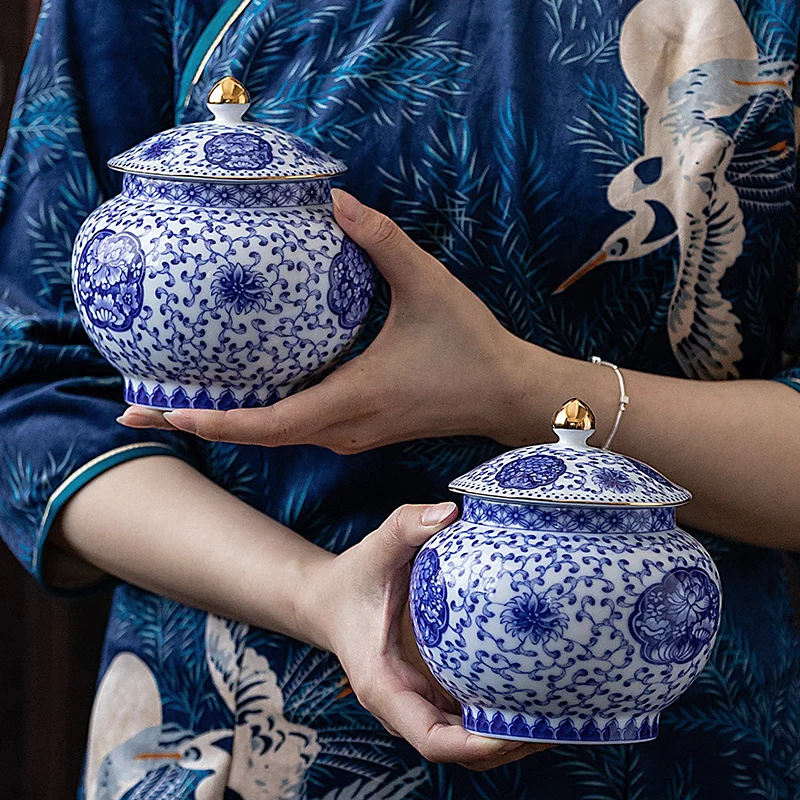 Blue and White Porcelain Storage Jar Flower Rattan Winding Jar Desktop Decoration Art Moisture-proof Sealed Tea Caddy Home Decor
Blue and White Porcelain Storage Jar Flower Rattan Winding Jar Desktop Decoration Art Moisture-proof Sealed Tea Caddy Home Decor