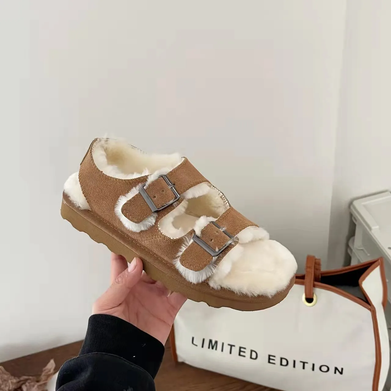 2022 Fashion Winter Real Wool Slippers Genuine Leather Slippers Shearling Warm Indoor Soft Cork Buckle Slides Unisex For Women
2022 Fashion Winter Real Wool Slippers Genuine Leather Slippers Shearling Warm Indoor Soft Cork Buckle Slides Unisex For Women
