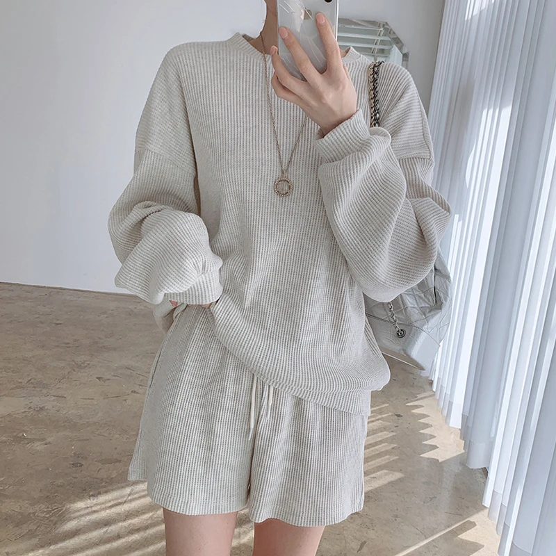 New Women Korean Fashion Set O-neck Draped Loose Long Sleeve Hoodies +high Waist Straight Shorts Blazer Set 2 Piece Set 
New Women Korean Fashion Set O-neck Draped Loose Long Sleeve Hoodies +high Waist Straight Shorts Blazer Set 2 Piece Set