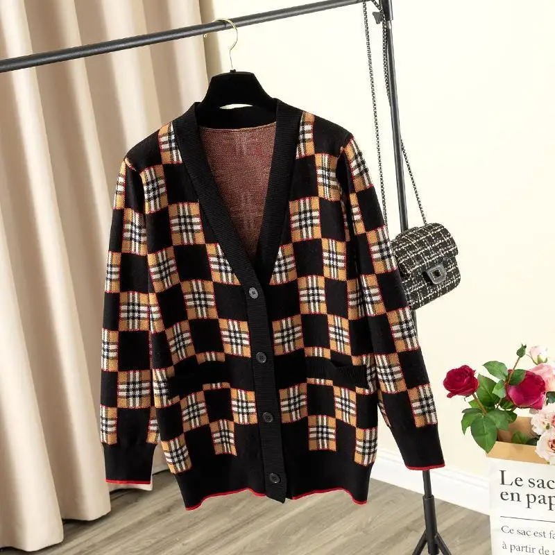 Medium and long sweater coat women's loose v-neck plaid fashion temperament in autumn and winter 
Medium and long sweater coat women's loose v-neck plaid fashion temperament in autumn and winter