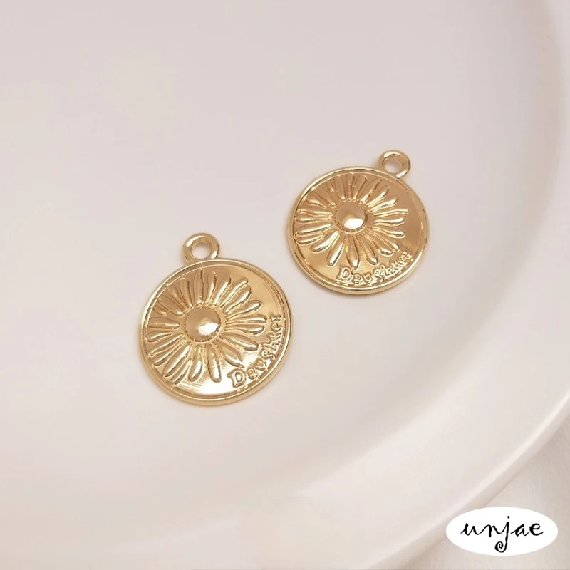 Custom 14K color plating real gold small daisy round brand pendant 20mm handmade DIY sweater necklace pendant accessories
Custom 14K color plating real gold small daisy round brand pendant 20mm handmade DIY sweater necklace pendant accessories