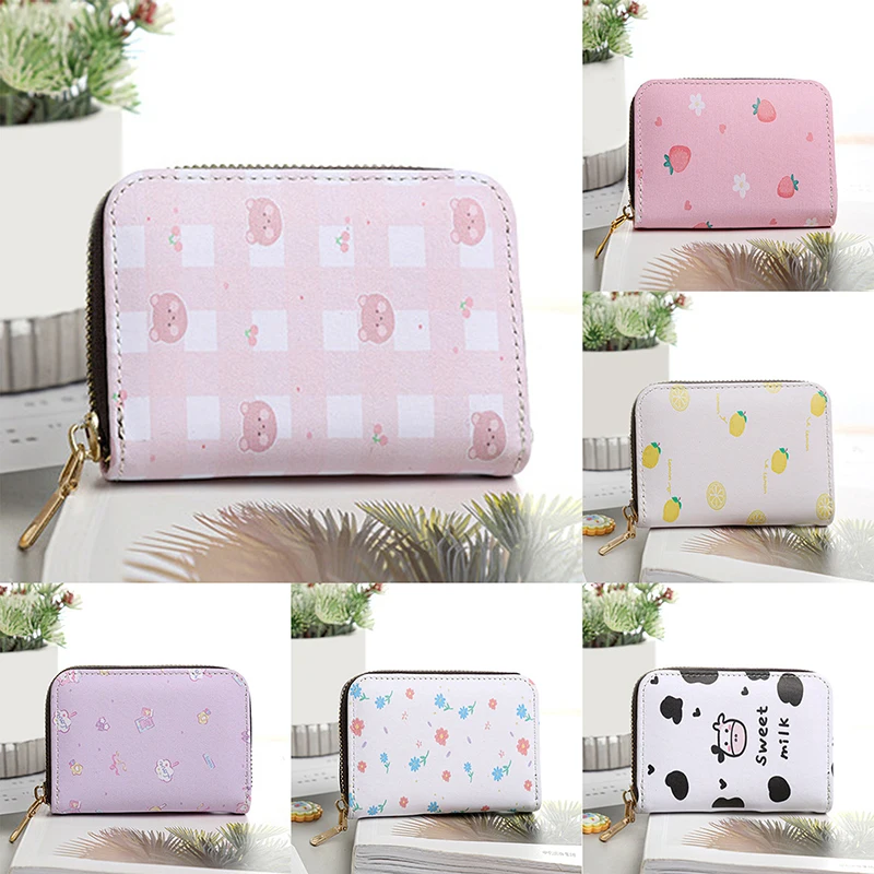2022 Fashion Short Wallet Women Cute Print Cartoon Strawberry Bear PU Leather Purse Ladies Card Holder Girl Students Coin Bags 
2022 Fashion Short Wallet Women Cute Print Cartoon Strawberry Bear PU Leather Purse Ladies Card Holder Girl Students Coin Bags