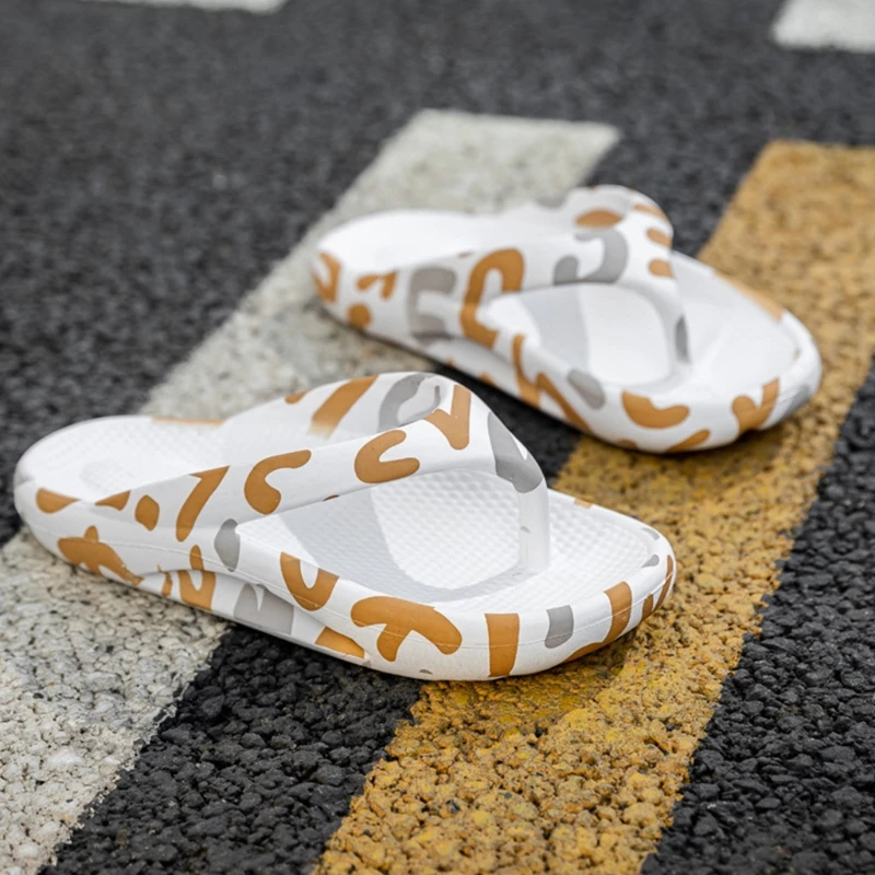 2021 women flip flops New style slippers female outdoor furnishing simple summer slippers couple EVA slippers 
2021 women flip flops New style slippers female outdoor furnishing simple summer slippers couple EVA slippers
