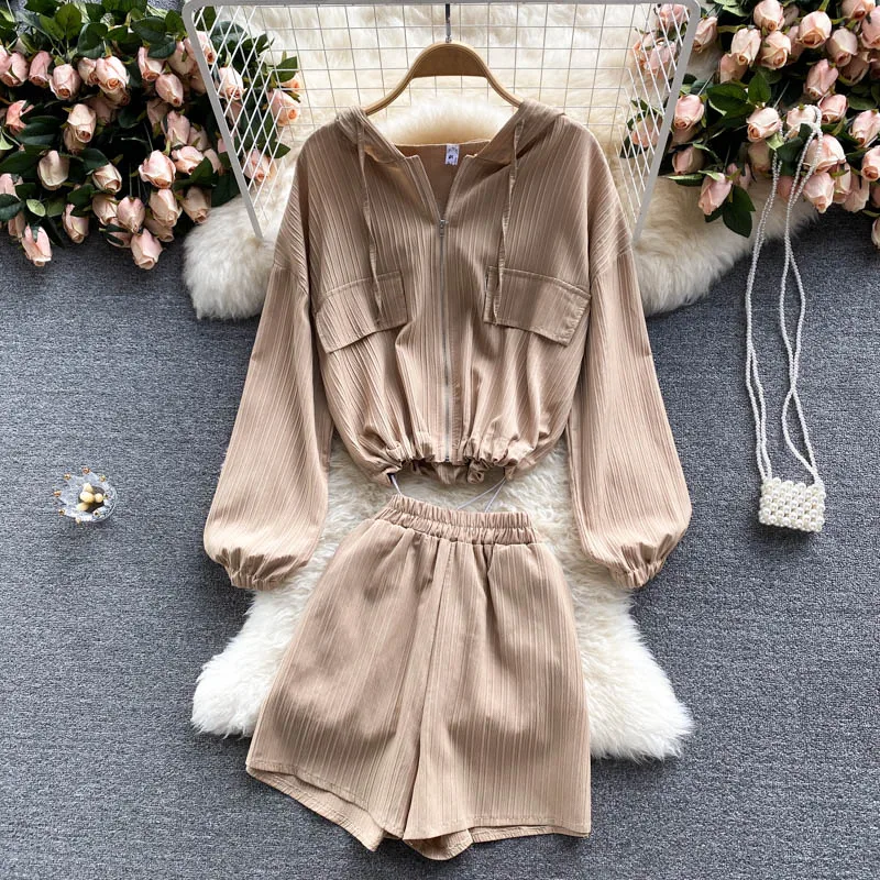 2021 Autumn Solid Draped Vocation Long Sleeve V-neck Blouse and High Waist Elastic Shorts
2021 Autumn Solid Draped Vocation Long Sleeve V-neck Blouse and High Waist Elastic Shorts