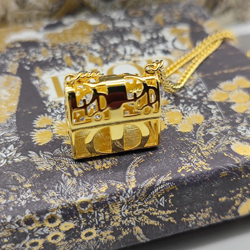 Luxury star in the same style Earrings Fashion versatile hollow letter bag Necklace Earrings High quality
Luxury star in the same style Earrings Fashion versatile hollow letter bag Necklace Earrings High quality