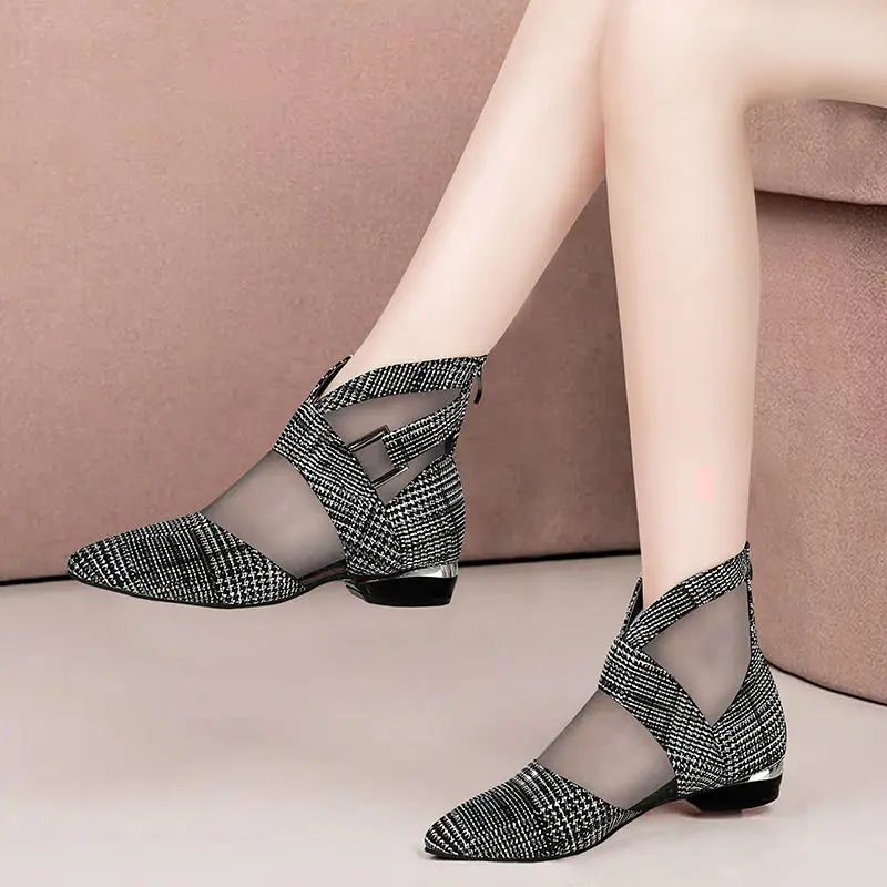 2021 Women Summer Cusp sandals Fashion plaid sandals Summer Short boots size 40 
2021 Women Summer Cusp sandals Fashion plaid sandals Summer Short boots size 40