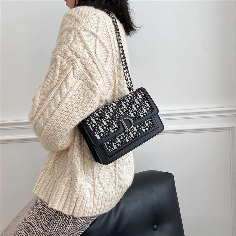 High-end Women's Messenger Bag Shoulder Bag Embroidery Thread Small Square Bag All-match Retro Handbag Fashion Messenger Handbag
High-end Women's Messenger Bag Shoulder Bag Embroidery Thread Small Square Bag All-match Retro Handbag Fashion Messenger Handbag