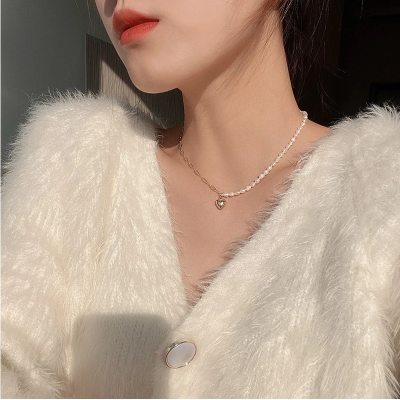 Women necklace fashion pearl necklace female asymmetric stitching clavicle chain love pendant Jewelry on the neck
Women necklace fashion pearl necklace female asymmetric stitching clavicle chain love pendant Jewelry on the neck