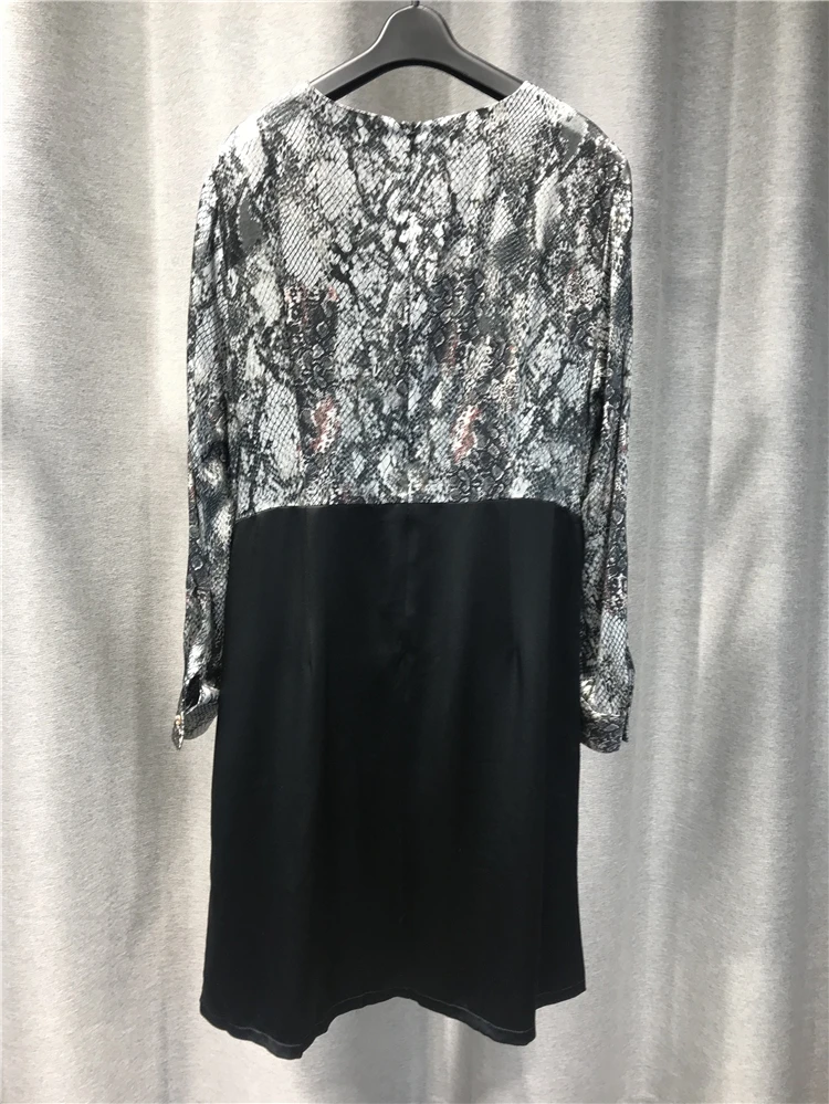 Women Dress New Summer Products Fashion Snake Pattern Round Neck Long Sleeve Mid Length Splicing Pullover Skirt Button Decorate 
Women Dress New Summer Products Fashion Snake Pattern Round Neck Long Sleeve Mid Length Splicing Pullover Skirt Button Decorate
