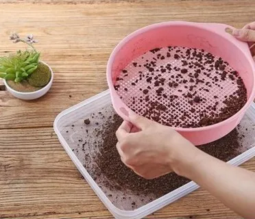 Soil sieve, plastic mesh sieve, filter crushed earth and stone tools, soil particle sieve with handrails, gardening supplies 
Soil sieve, plastic mesh sieve, filter crushed earth and stone tools, soil particle sieve with handrails, gardening supplies