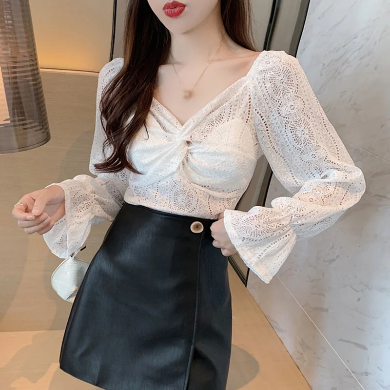 Ladies Long-sleeved Lace Shirt Autumn Women's Cross V-neck Trumpet Sleeve Solid Color Top
Ladies Long-sleeved Lace Shirt Autumn Women's Cross V-neck Trumpet Sleeve Solid Color Top