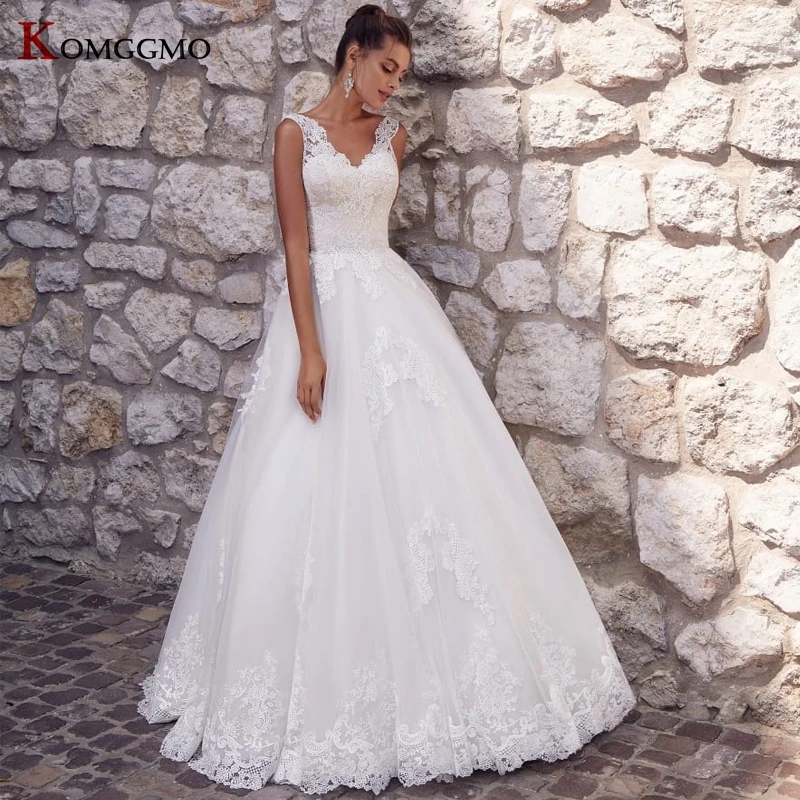 Custom Made V-Neck Sleveless Sweep Train Bridal Ball Gown Luxury Embroidery Appliques Tulle Button Back Wedding Dress for Women
Custom Made V-Neck Sleveless Sweep Train Bridal Ball Gown Luxury Embroidery Appliques Tulle Button Back Wedding Dress for Women