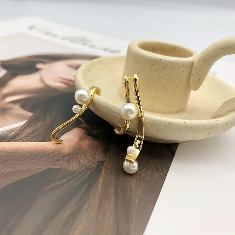 2021 New Punk Metal Ear Clip Female Linear Double Pearl Hollow Ear Bone Clip Without Perforation Female Girl Jewelry Gift
2021 New Punk Metal Ear Clip Female Linear Double Pearl Hollow Ear Bone Clip Without Perforation Female Girl Jewelry Gift