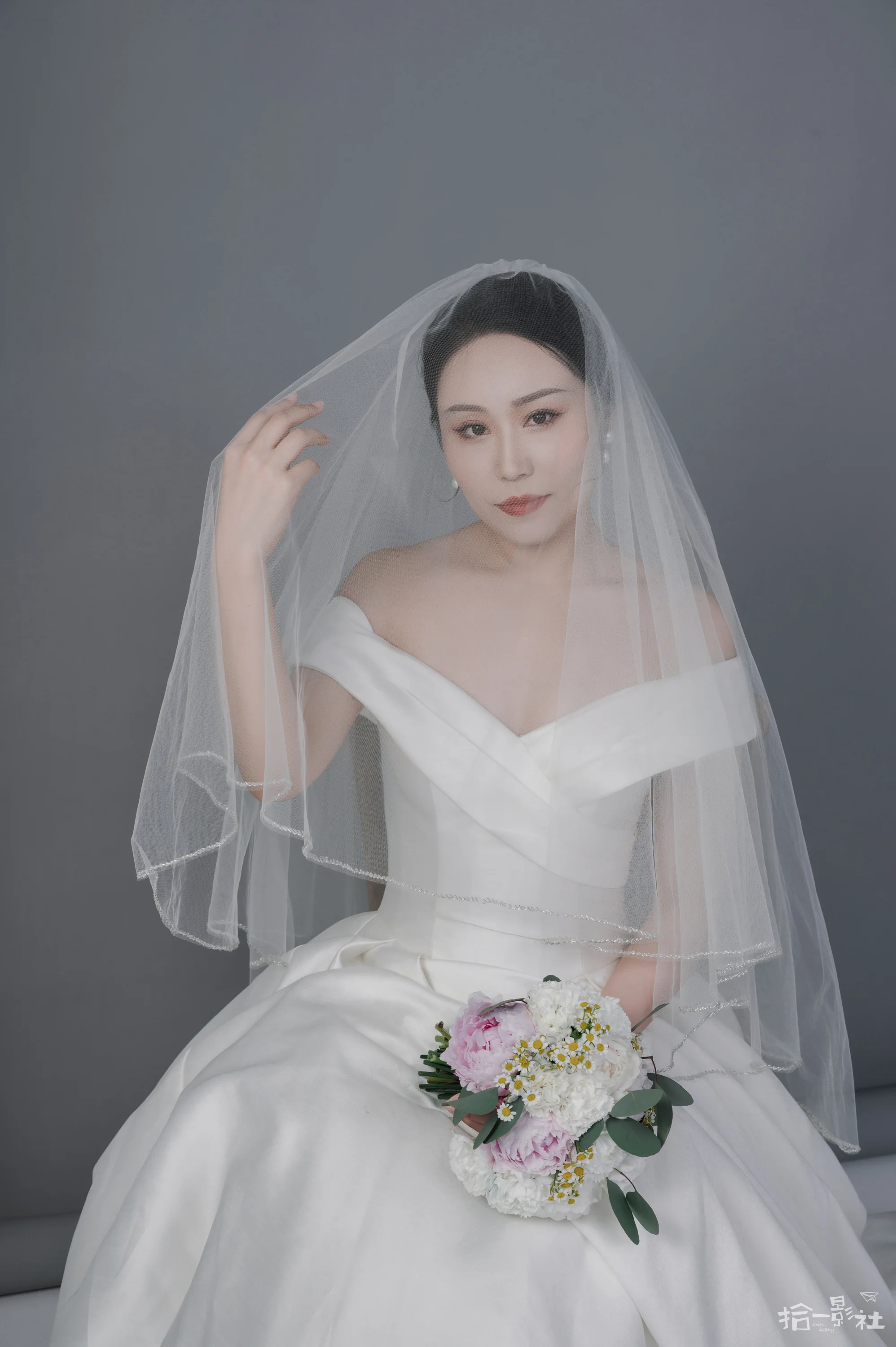 TOPQUEEN V32 Bride Veil with Crystal Rhinestone Edge Glitter Wedding Veil Cover Face 2 Tiers Bridal Veils with Comb Off White Ve
TOPQUEEN V32 Bride Veil with Crystal Rhinestone Edge Glitter Wedding Veil Cover Face 2 Tiers Bridal Veils with Comb Off White Ve