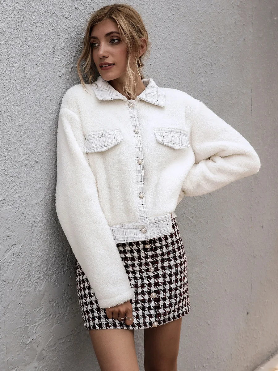 Chic pearl button faux fur coat women's stitched tweed pocket autumn and winter warm coat women's simple short white jacket
Chic pearl button faux fur coat women's stitched tweed pocket autumn and winter warm coat women's simple short white jacket