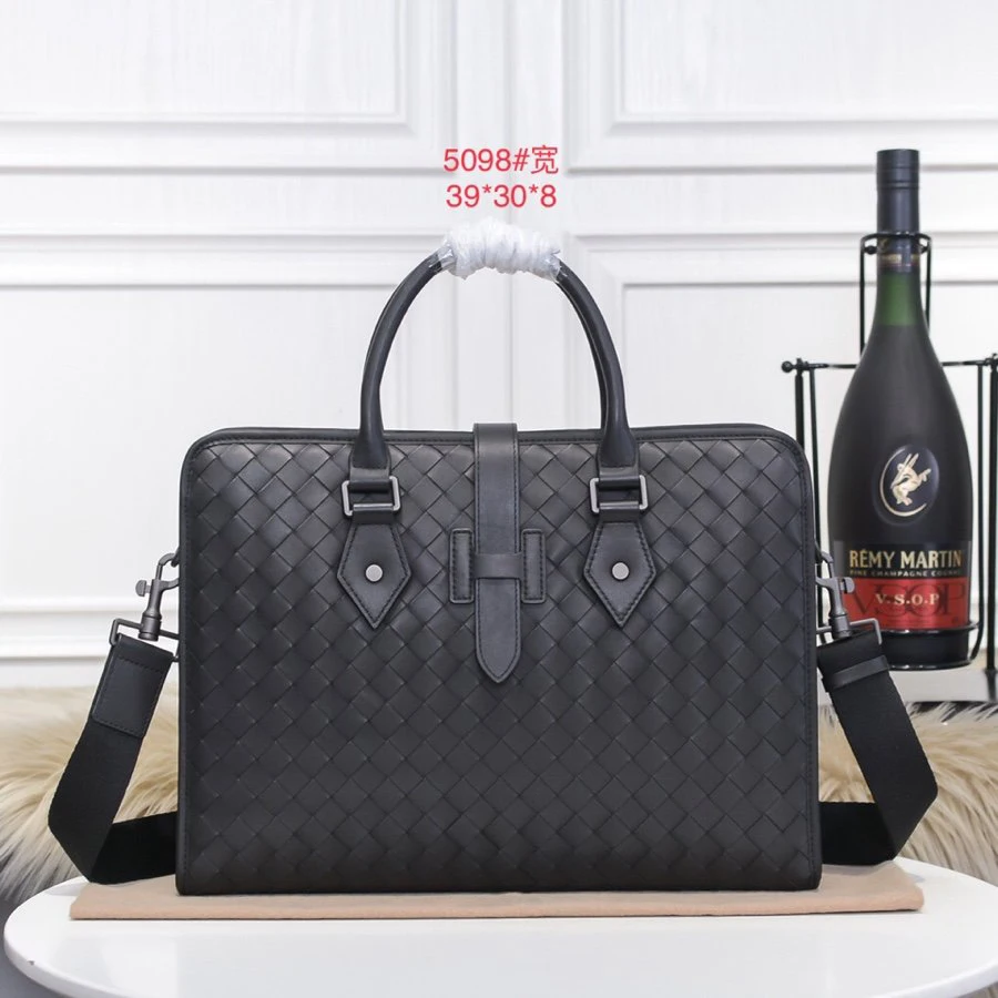 2022 new leather men's briefcase leather business handbag leather shoulder messenger bag computer bag
2022 new leather men's briefcase leather business handbag leather shoulder messenger bag computer bag