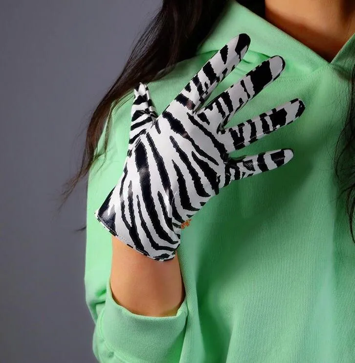 Women's runway fashion zebra stripe print faux pu leather long gloves female sexy white black striped short glove 21cm R2689
Women's runway fashion zebra stripe print faux pu leather long gloves female sexy white black striped short glove 21cm R2689