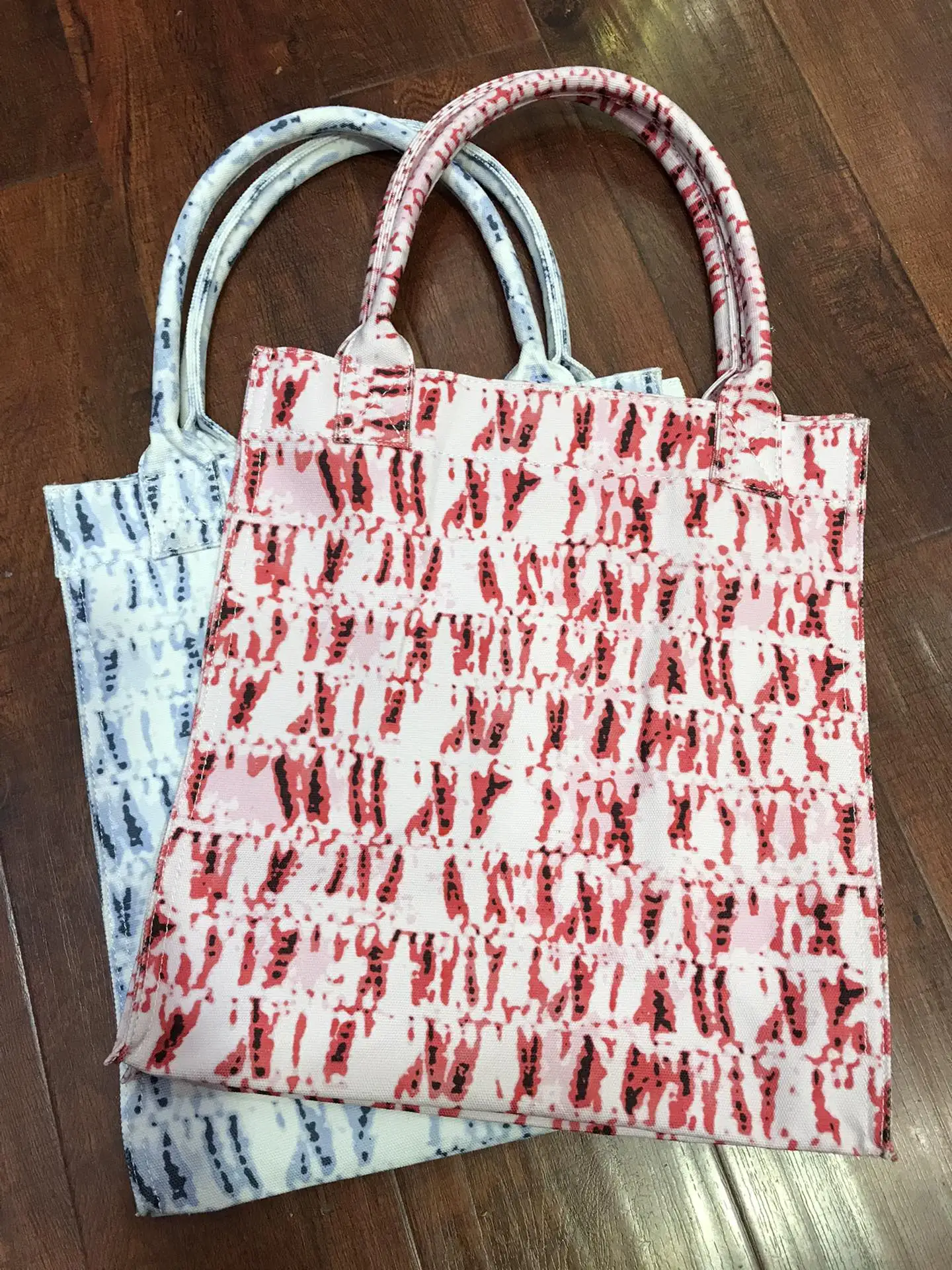 Новые текстурированные вместительные сумки, женские сумки через плечо с вышитыми буквами
Новые текстурированные вместительные сумки, женские сумки через плечо с вышитыми буквами