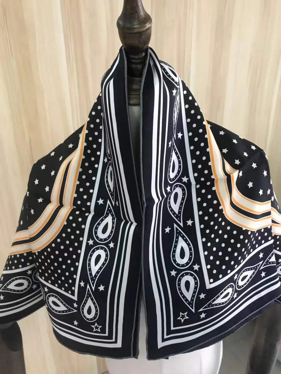 2021 new arrival winter spring classic blue Paisley 100% pure silk scarf twill hand made roll 90*90 cm shawl wrap for women lady
2021 new arrival winter spring classic blue Paisley 100% pure silk scarf twill hand made roll 90*90 cm shawl wrap for women lady