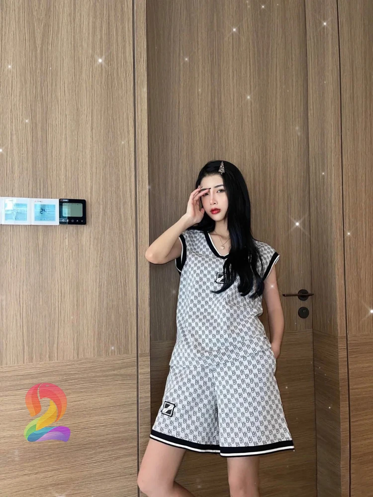 WE11DONE Women's Clothes High Quality Full Letter Printed Beach Style Suit Welldone Casual V-neck Top Loose Shorts Female Set
WE11DONE Women's Clothes High Quality Full Letter Printed Beach Style Suit Welldone Casual V-neck Top Loose Shorts Female Set
