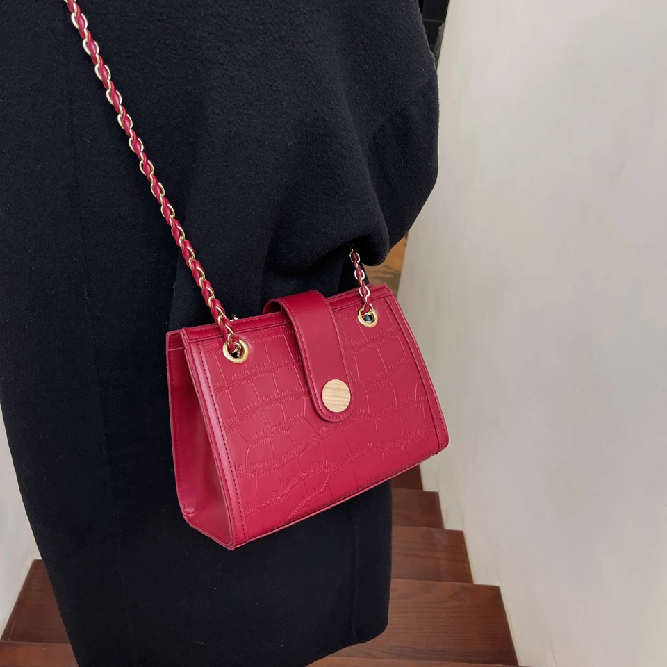 Зимняя новая модная сумка через плечо для женщин. Несимметричный узор. Металлический кожаный наплечный ремень
Зимняя новая модная сумка через плечо для женщин. Несимметричный узор. Металлический кожаный наплечный ремень