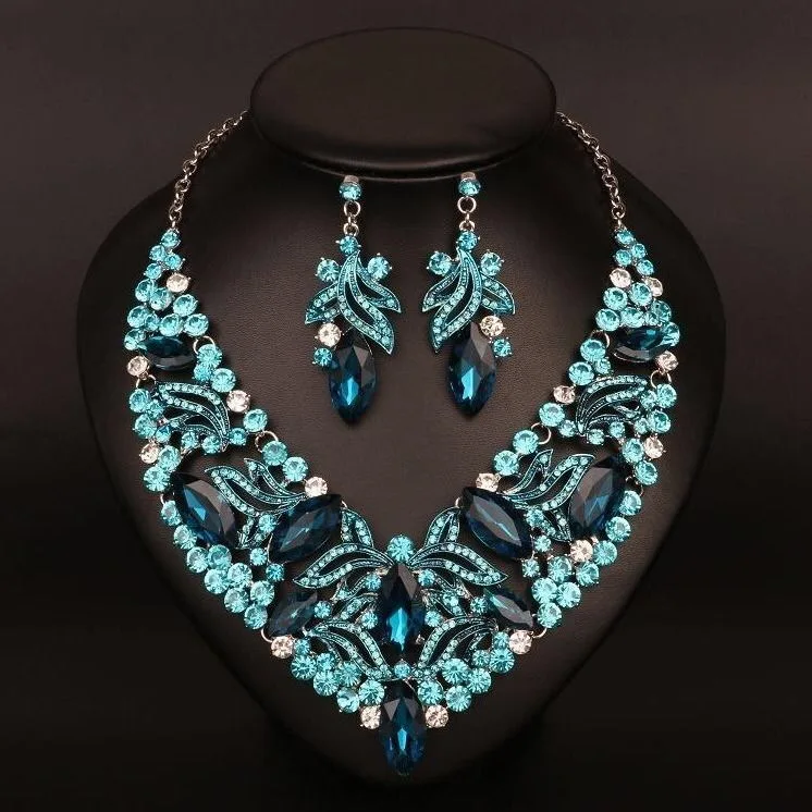 Комплект из ожерелья и сережек в виде цветка с кристаллами
Комплект из ожерелья и сережек в виде цветка с кристаллами