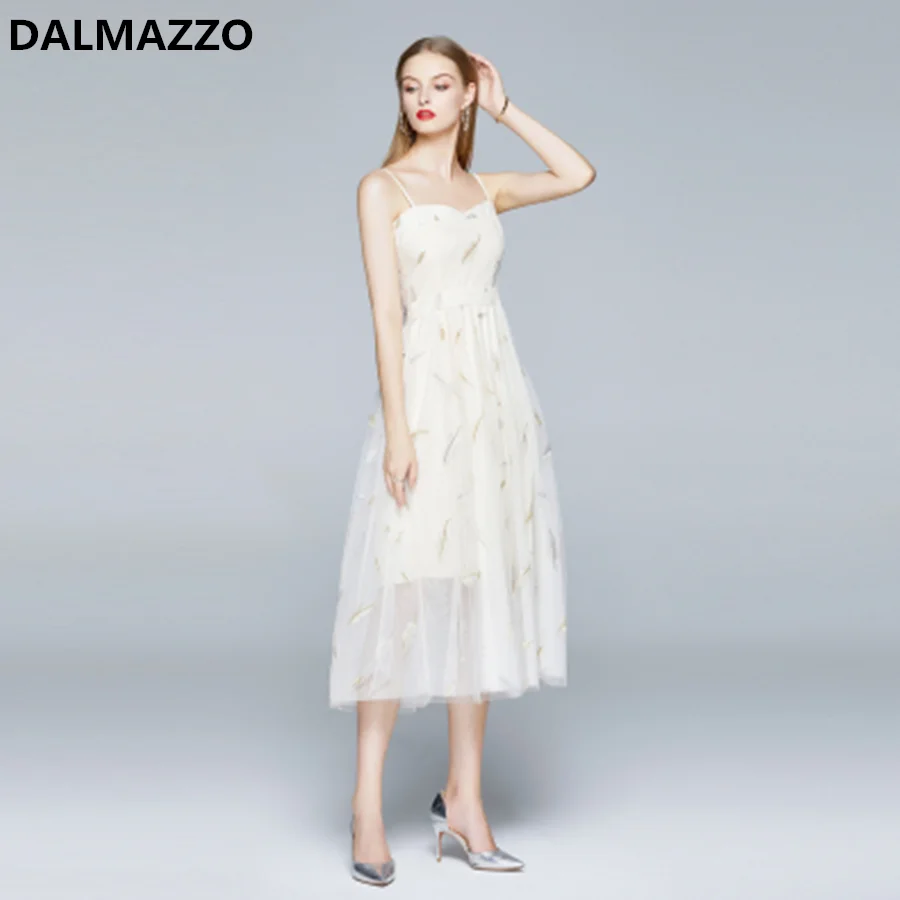 Vintage Mesh Embroidery Women Spaghetti Strap Sleeveless Slim Long Dress 2020 Summer Designer Big Size Runway Dresses Femme 2XL
Vintage Mesh Embroidery Women Spaghetti Strap Sleeveless Slim Long Dress 2020 Summer Designer Big Size Runway Dresses Femme 2XL