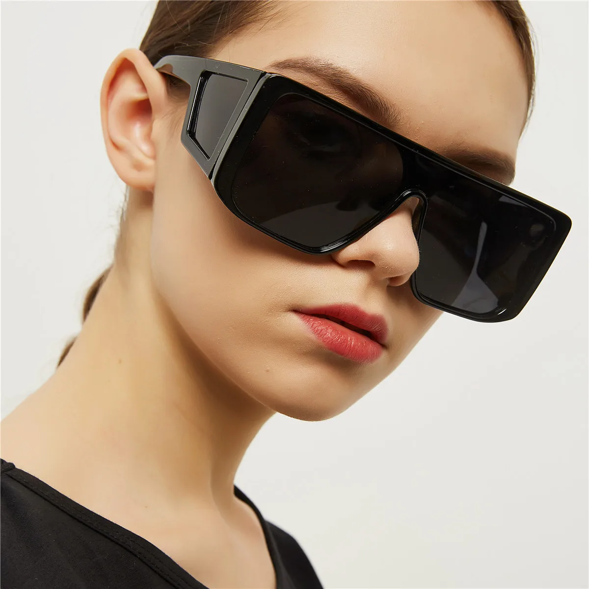 Free shipping 2021 box cool punk personality female Korean version fashion square big male sunglasses
Free shipping 2021 box cool punk personality female Korean version fashion square big male sunglasses