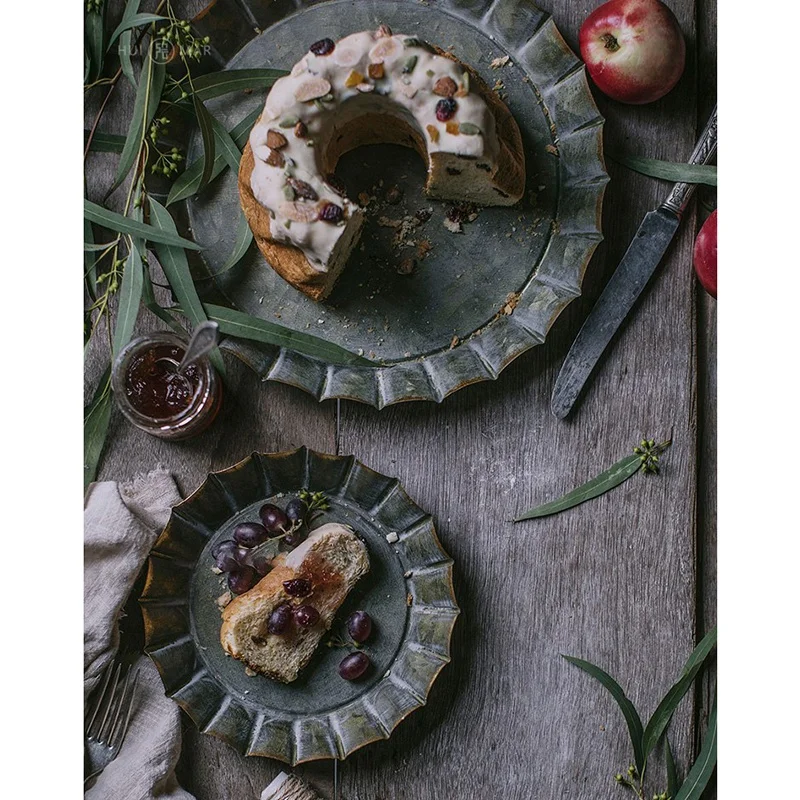 2Pcs Floral Rim Handcrafted Rustic Bread Tray Round Iron Tray Retro Tray for Home Church Wedding Photography Decor(S,L)
2Pcs Floral Rim Handcrafted Rustic Bread Tray Round Iron Tray Retro Tray for Home Church Wedding Photography Decor(S,L)