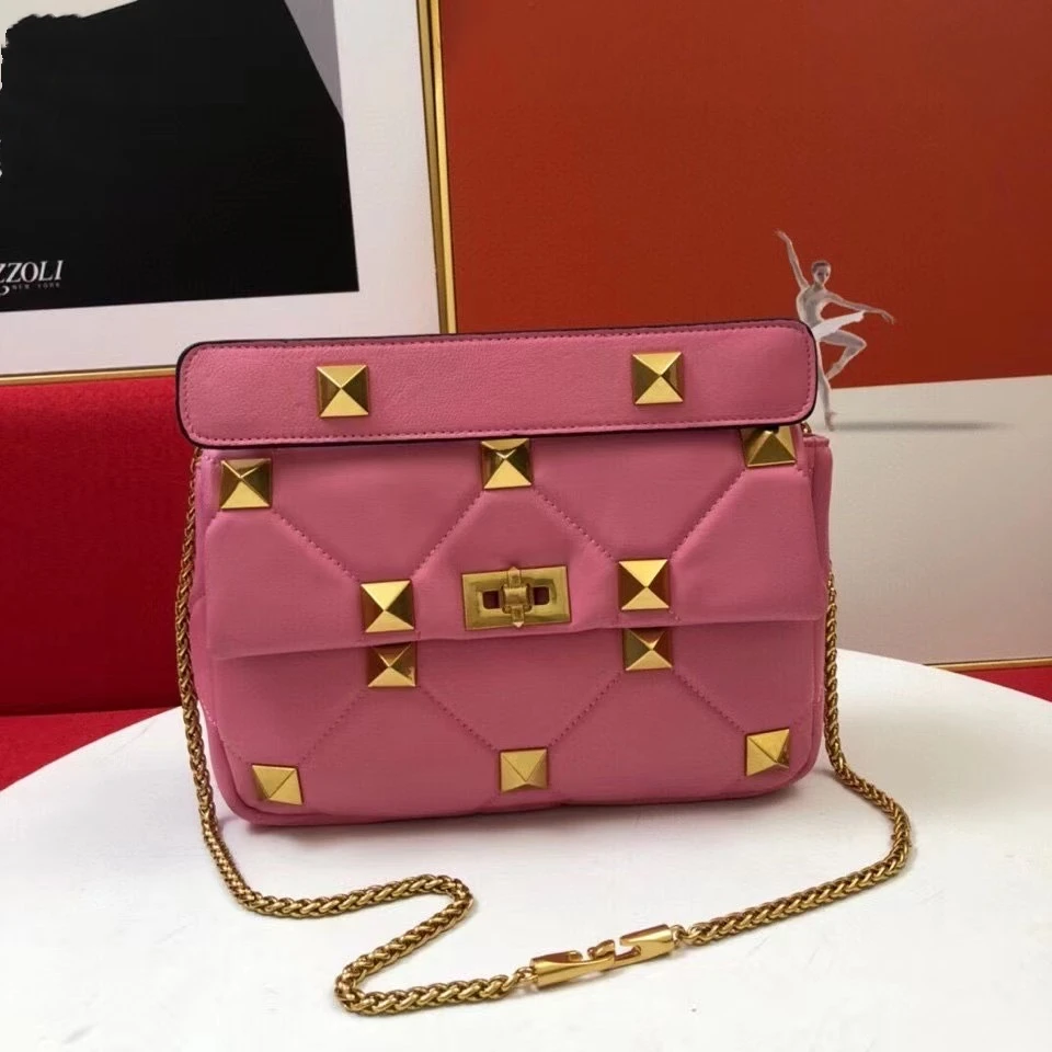 2021 new fashion designer handbags, women's high-quality leather shoulder bags, luxury rivet fashion handbags, star models 
2021 new fashion designer handbags, women's high-quality leather shoulder bags, luxury rivet fashion handbags, star models