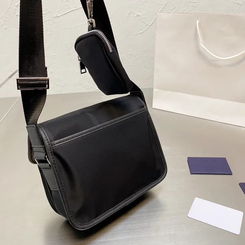 New fashion men and women with the same style of bags, trendy all-match shoulder bag messenger bag
New fashion men and women with the same style of bags, trendy all-match shoulder bag messenger bag