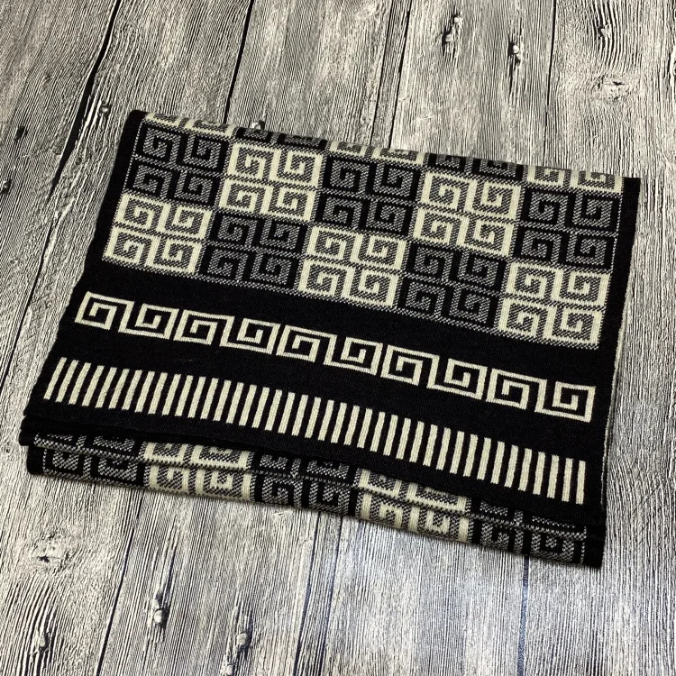 2021 Men's Autumn and Winter European and American New Two-color Double-sided Wool Blended Warm Scarf Bib
2021 Men's Autumn and Winter European and American New Two-color Double-sided Wool Blended Warm Scarf Bib