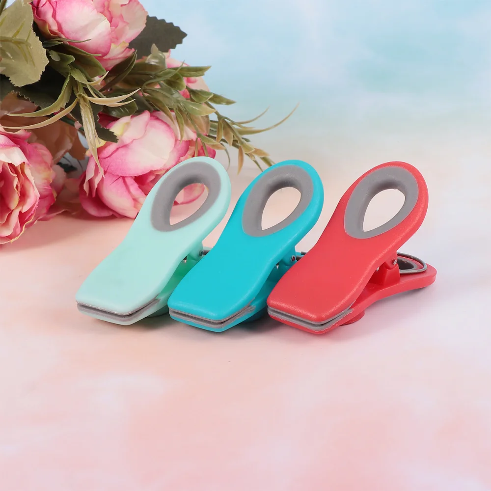 6Pcs Practical Magnetic Sealing Clips Portable Snack Sealers Food Bags Clamp Note Paper Clip for Home Kitchen (Random 
6Pcs Practical Magnetic Sealing Clips Portable Snack Sealers Food Bags Clamp Note Paper Clip for Home Kitchen (Random