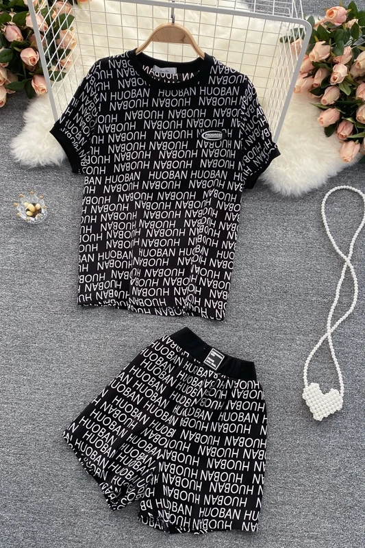 Net red same suit female summer short-sleeved T-shirt female design sense letter printing wild wide-leg shorts two-piece set 
Net red same suit female summer short-sleeved T-shirt female design sense letter printing wild wide-leg shorts two-piece set