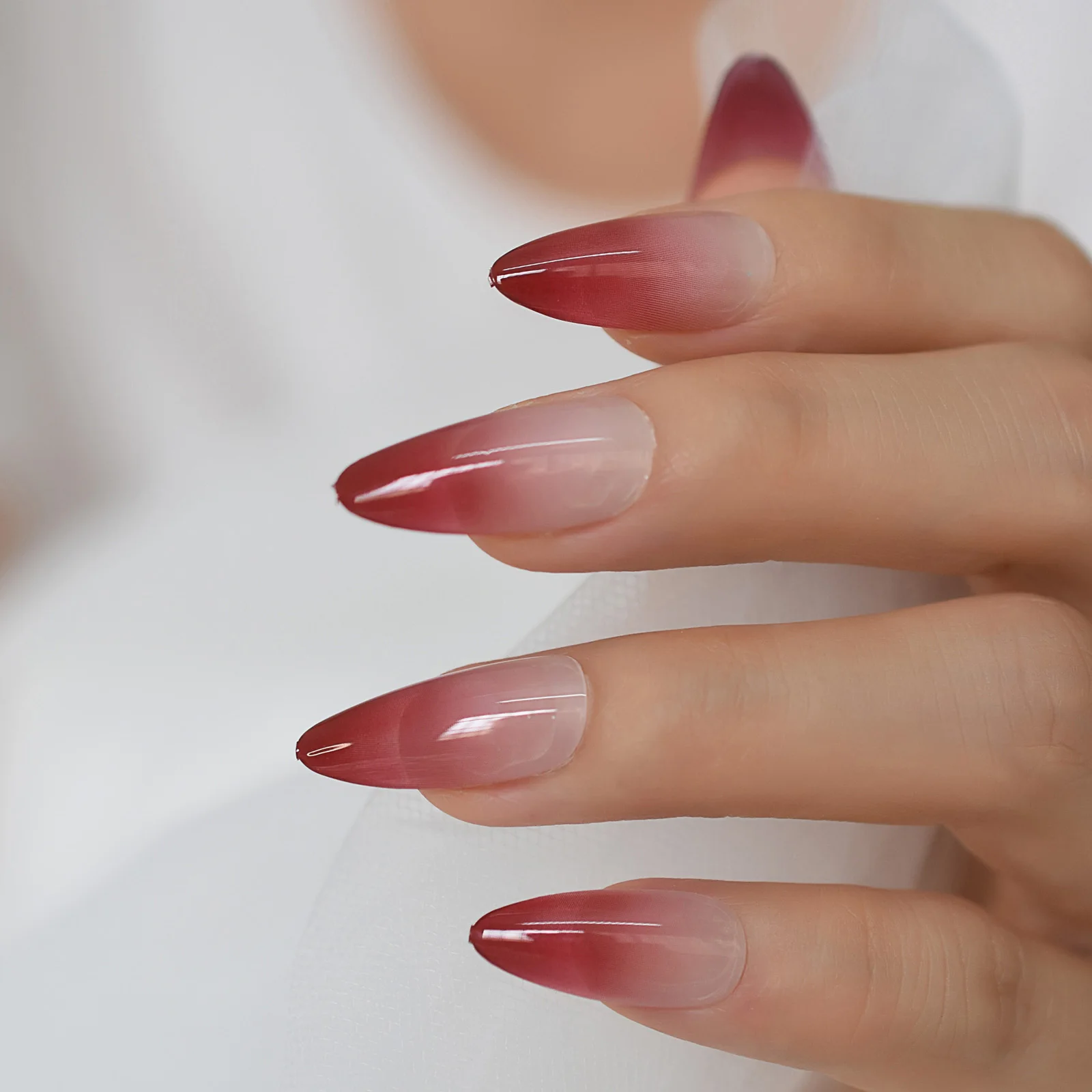 Накладные ногти с эффектом омбре красного цвета дизайн УФ-эффектом средней длины