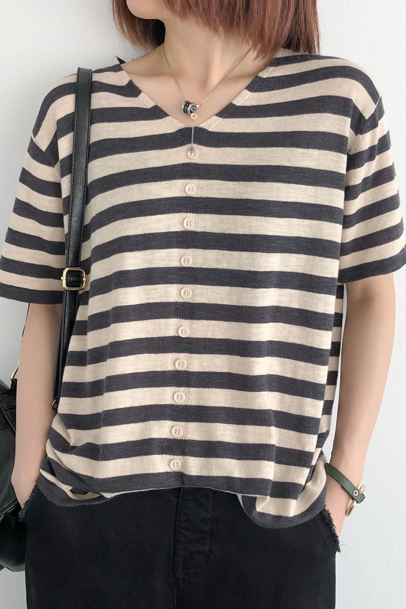 Striped short-sleeved sweater women's summer new Korean version of loose V-neck versatile pullover thin bottoming shirt top tide
Striped short-sleeved sweater women's summer new Korean version of loose V-neck versatile pullover thin bottoming shirt top tide