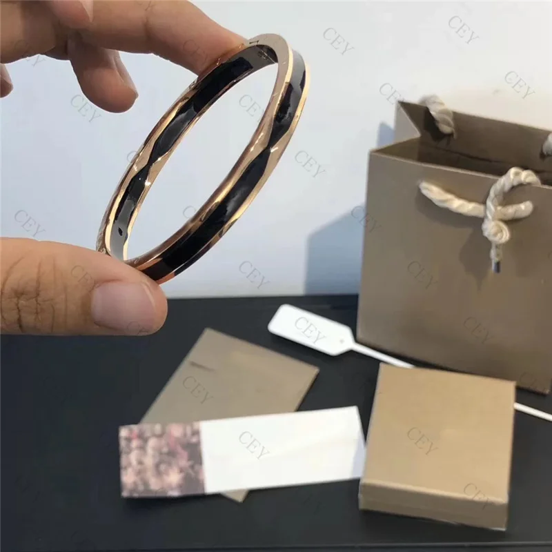 S925 sterling silver bracelet black gold ceramic bracelet high-end 1:1 prototype to attend the banquet Valentine's Day gift
S925 sterling silver bracelet black gold ceramic bracelet high-end 1:1 prototype to attend the banquet Valentine's Day gift