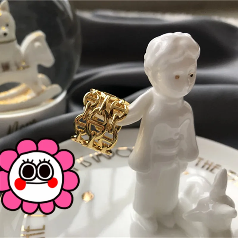 HANGZHI High Quality Interlocking Curve Intersection Single Layer Multi-Layer Nose Shape Ring For Women Men Party Jewelry Gifts 
HANGZHI High Quality Interlocking Curve Intersection Single Layer Multi-Layer Nose Shape Ring For Women Men Party Jewelry Gifts