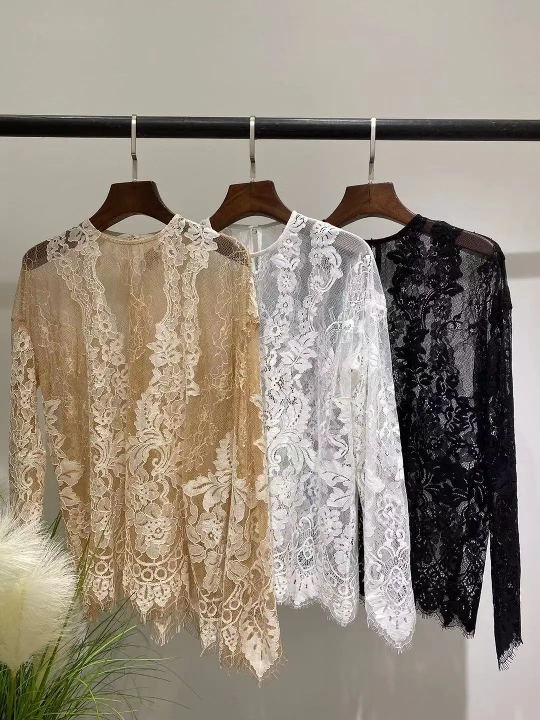 Women Elegant Embroidery Lace Blouse Shirt Sexy Petal Long Sleeve Pullover Ladies 2021 Summer O-Neck Hot Sale Tops
Women Elegant Embroidery Lace Blouse Shirt Sexy Petal Long Sleeve Pullover Ladies 2021 Summer O-Neck Hot Sale Tops