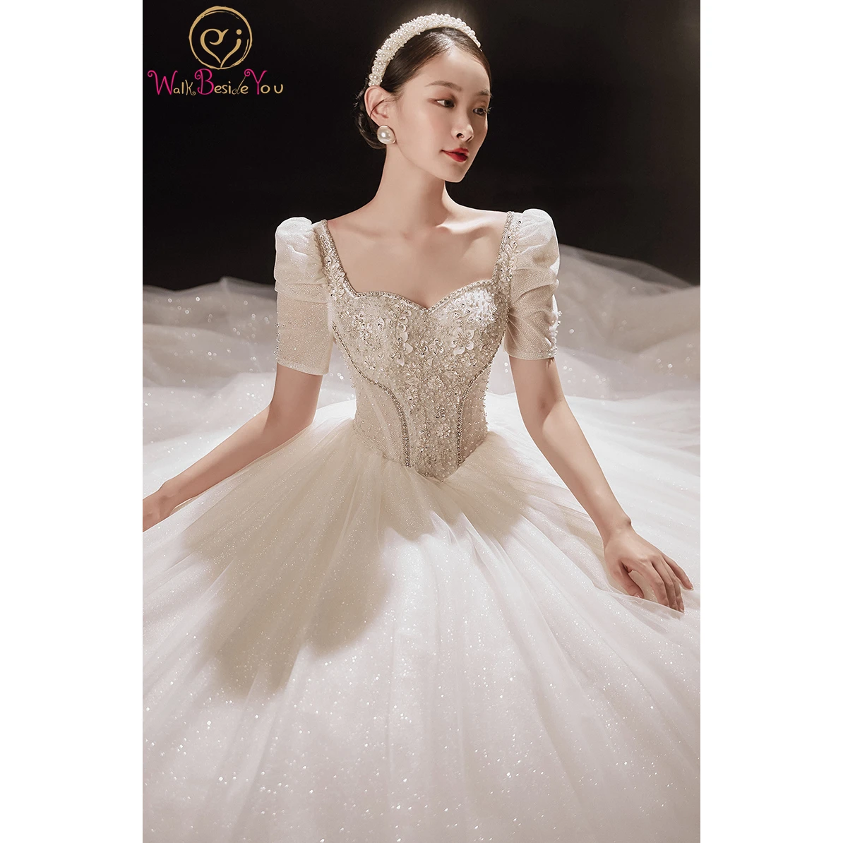 Bling Ball Gown Weddng Dreses Stock Short Sleeve Cathedral Train 2021 Bling Beaded Cap Sleeves Sweetheart Bridal Gowns Women
Bling Ball Gown Weddng Dreses Stock Short Sleeve Cathedral Train 2021 Bling Beaded Cap Sleeves Sweetheart Bridal Gowns Women