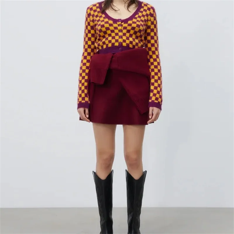 MESTTRAF Sexy 2022 Women Check Knit Crop Cardigan Sweater Vintage Long Sleeve Button-up Female Outerwear Chic Tops
MESTTRAF Sexy 2022 Women Check Knit Crop Cardigan Sweater Vintage Long Sleeve Button-up Female Outerwear Chic Tops