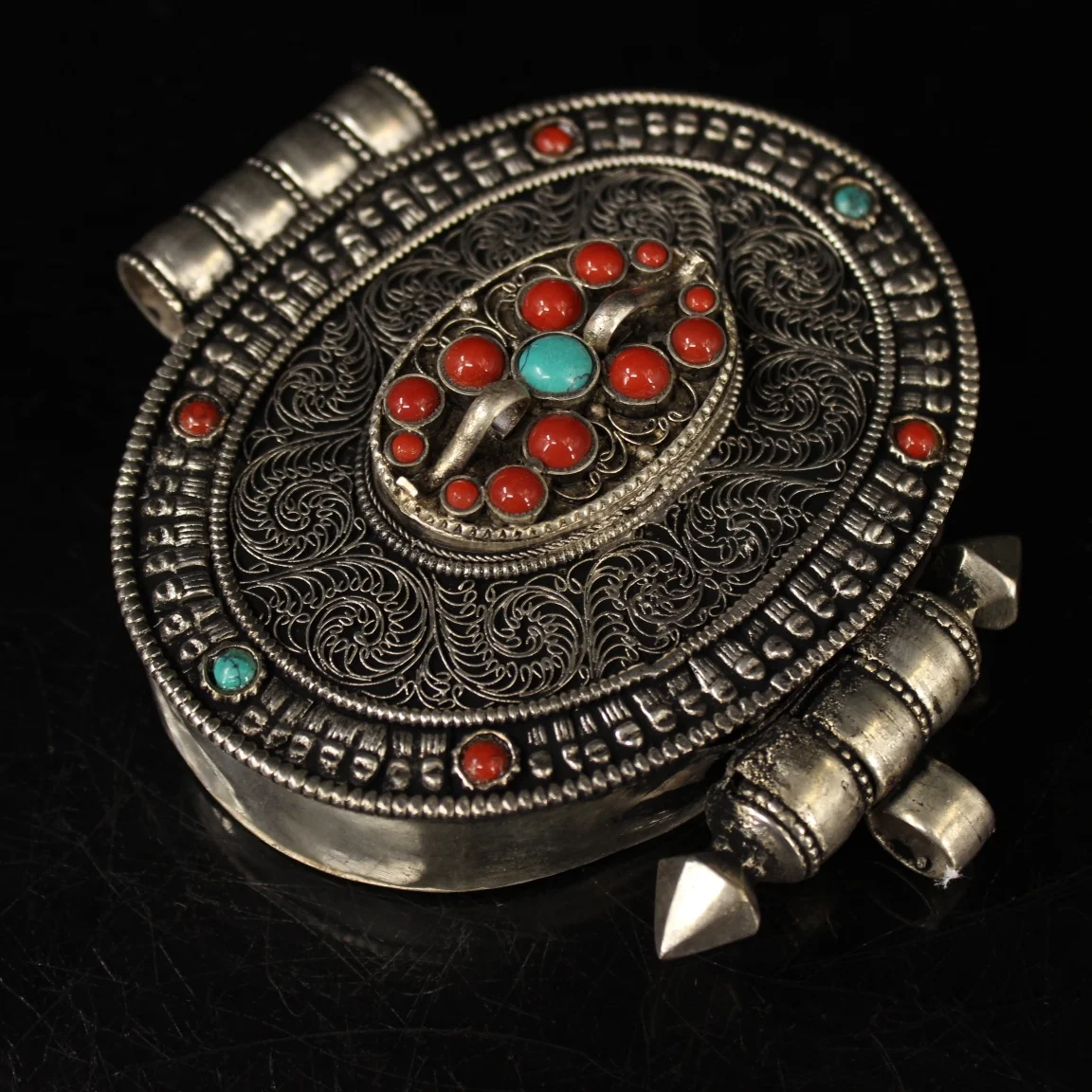 Old Tibetan silver hand-made inlaid gemstone filigree jewelry decorative box ,Retro Gawu box
Old Tibetan silver hand-made inlaid gemstone filigree jewelry decorative box ,Retro Gawu box