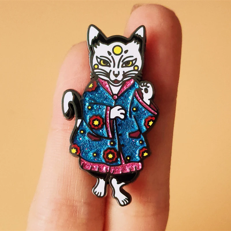 

Maneki Neko Witch Cat Glitter Enamel Brooch Pin Jacket Lapel Hard Metal Pins Brooches Badges Exquisite Jewelry Accessories Gifts