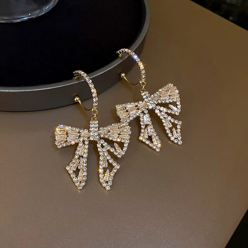 Shiny Rhinestone Female Drop Earrings Fashion Exaggerated Bow Earrings For Women 2021 Trend Korean Luxury And Exquisite Earrings 
Shiny Rhinestone Female Drop Earrings Fashion Exaggerated Bow Earrings For Women 2021 Trend Korean Luxury And Exquisite Earrings