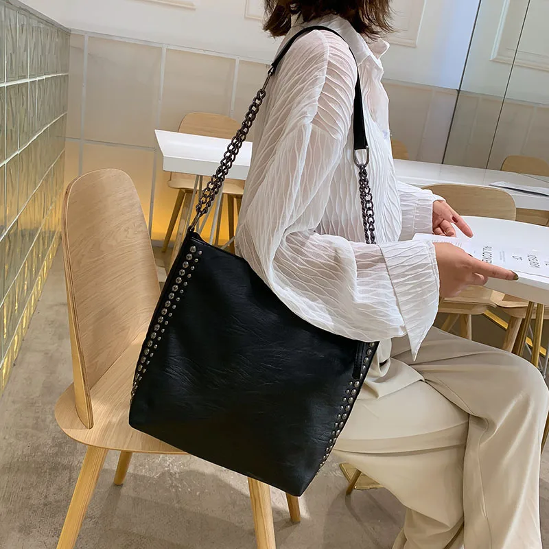 Large Tote Bag Female Simple Large Messenger Bag Fashion Rivet Chain Shoulder Bags High Texture Black PU Soft Leather Bags
Large Tote Bag Female Simple Large Messenger Bag Fashion Rivet Chain Shoulder Bags High Texture Black PU Soft Leather Bags