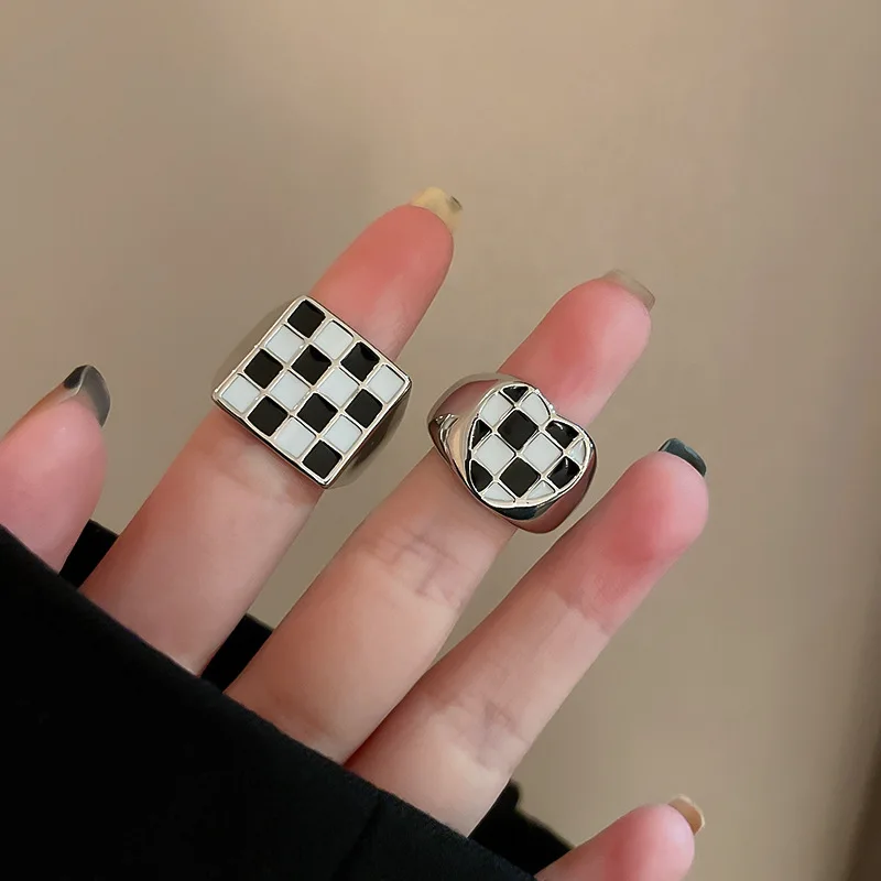 Korean version of simple fashion dripping oil love checkerboard ring female temperament exquisite ring
Korean version of simple fashion dripping oil love checkerboard ring female temperament exquisite ring