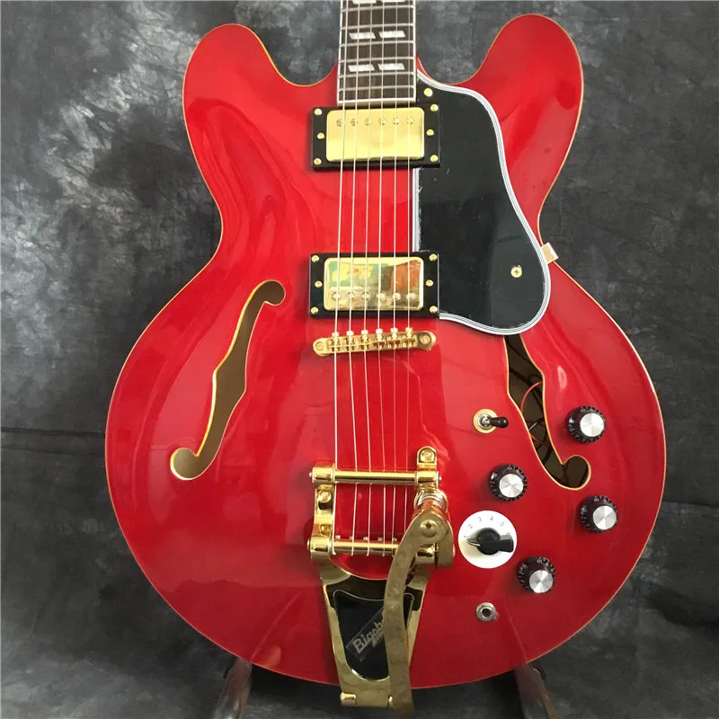 High-quality jazz electric guitar, golden hardware, red, good sound quality, real picture shooting.
High-quality jazz electric guitar, golden hardware, red, good sound quality, real picture shooting.